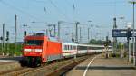 101 120-4 durchfährt mit einem aus deutschen und Schweizer 1.-Klasse-Wagen gebildeten Leerpark den Bahnhof Hamm (Westf) auf Gleis 10 in Richtung Dortmund. (01.08.2011)
